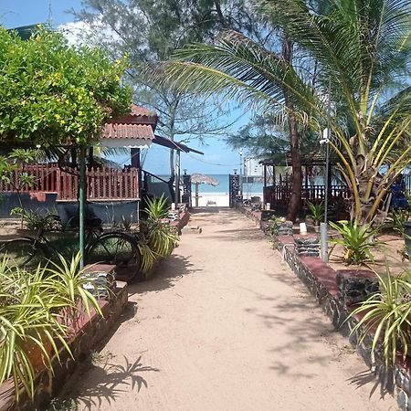 Silver Beach Hotel Trincomalee Exterior photo