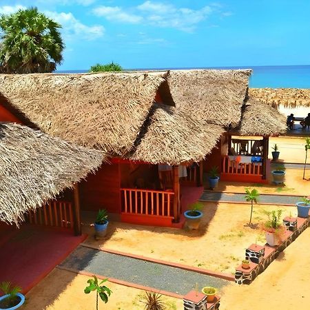 Silver Beach Hotel Trincomalee Exterior photo
