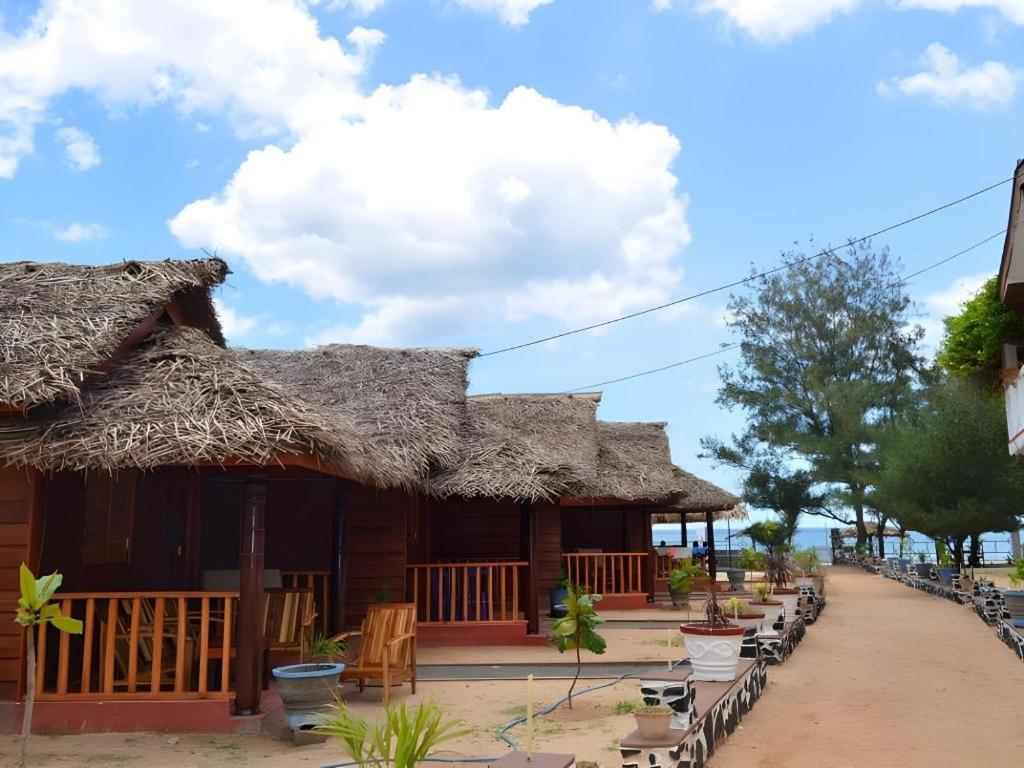 Silver Beach Hotel Trincomalee Exterior photo