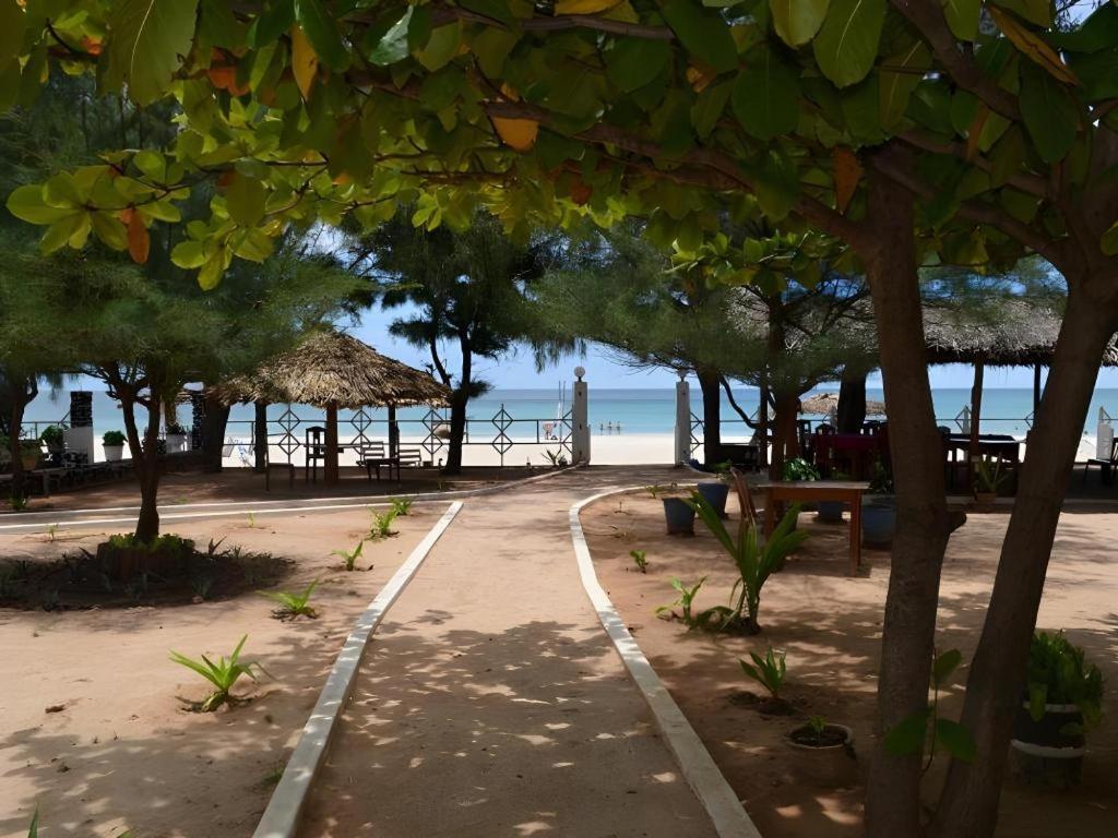 Silver Beach Hotel Trincomalee Exterior photo
