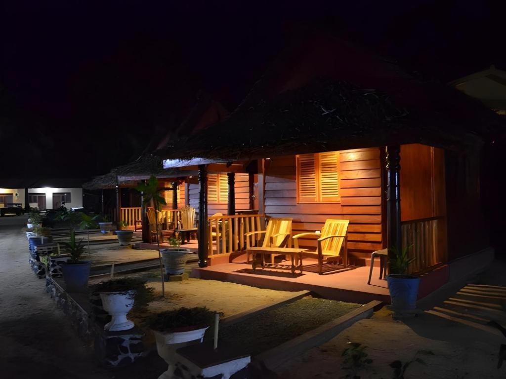 Silver Beach Hotel Trincomalee Exterior photo