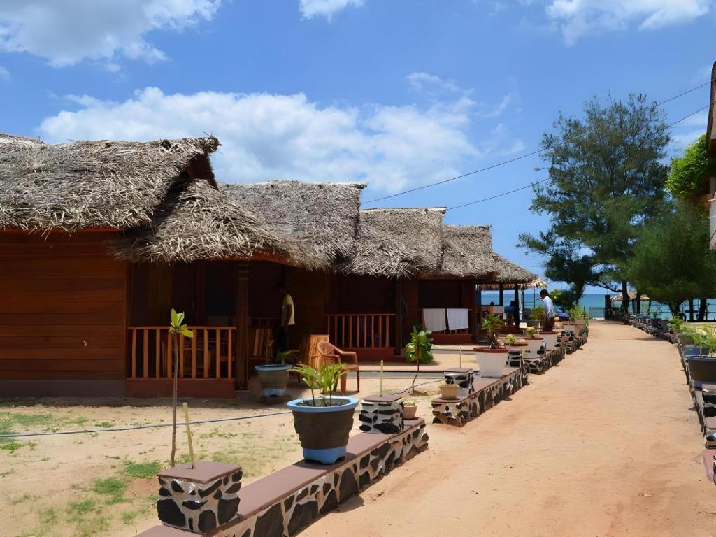 Silver Beach Hotel Trincomalee Exterior photo