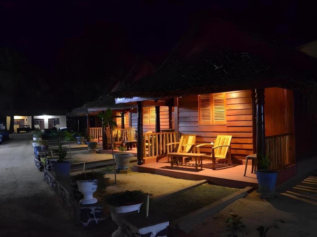 Silver Beach Hotel Trincomalee Exterior photo