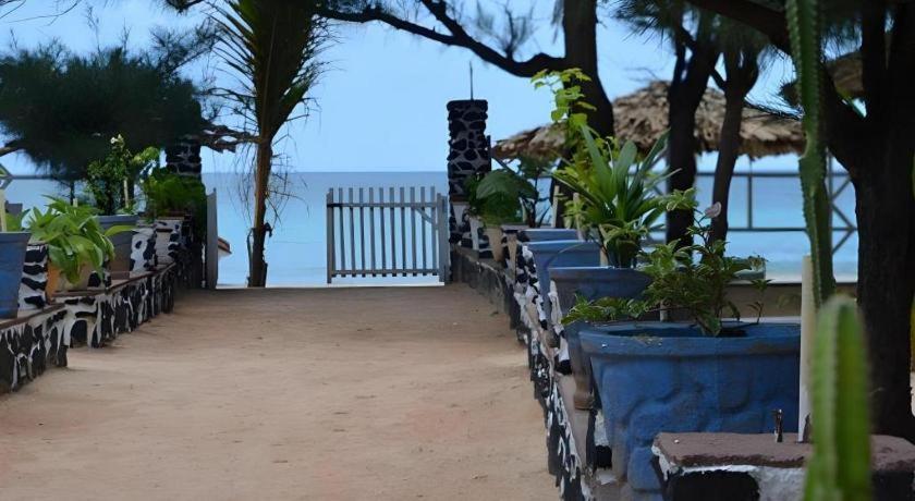 Silver Beach Hotel Trincomalee Exterior photo