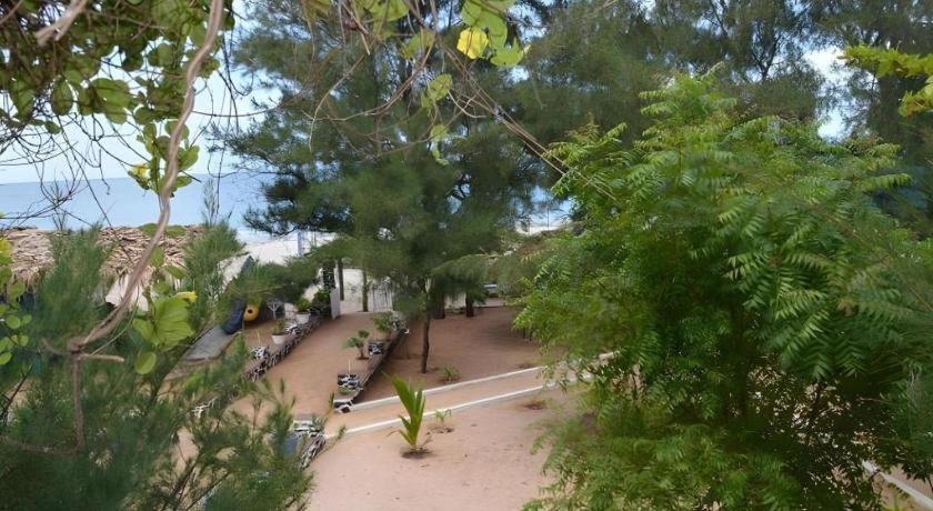 Silver Beach Hotel Trincomalee Exterior photo