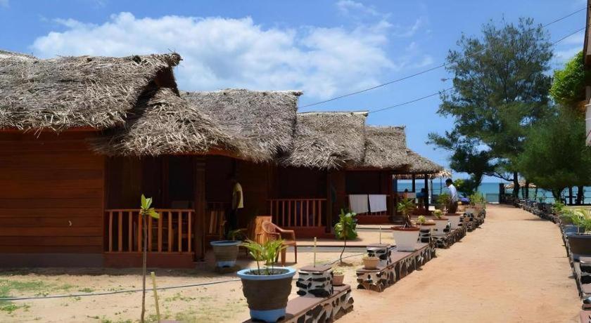 Silver Beach Hotel Trincomalee Exterior photo